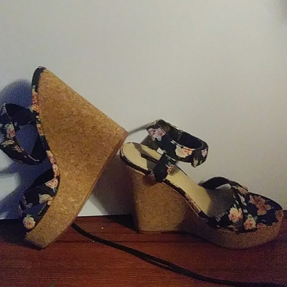 Floral Ankle Strapped Wedges - Picture 3 of 3